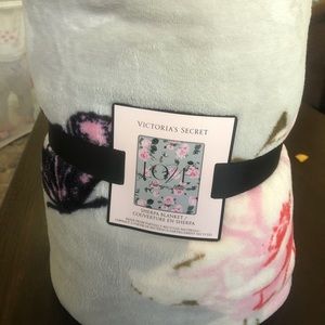 VICTORIAS SECRET SHERPA BLANKET